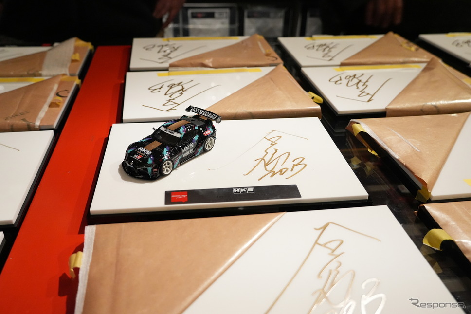 HKSが「東京オートサロン2025」限定/先行販売アイテムを公開、谷口選手