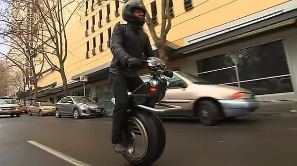 一輪車だけど、絶対倒れない！―セグウェイみたいな一輪のバイク「Ryno