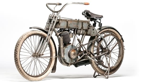 1907年製のハーレーダビッドソン「ストラップタンク」、過去最高額の