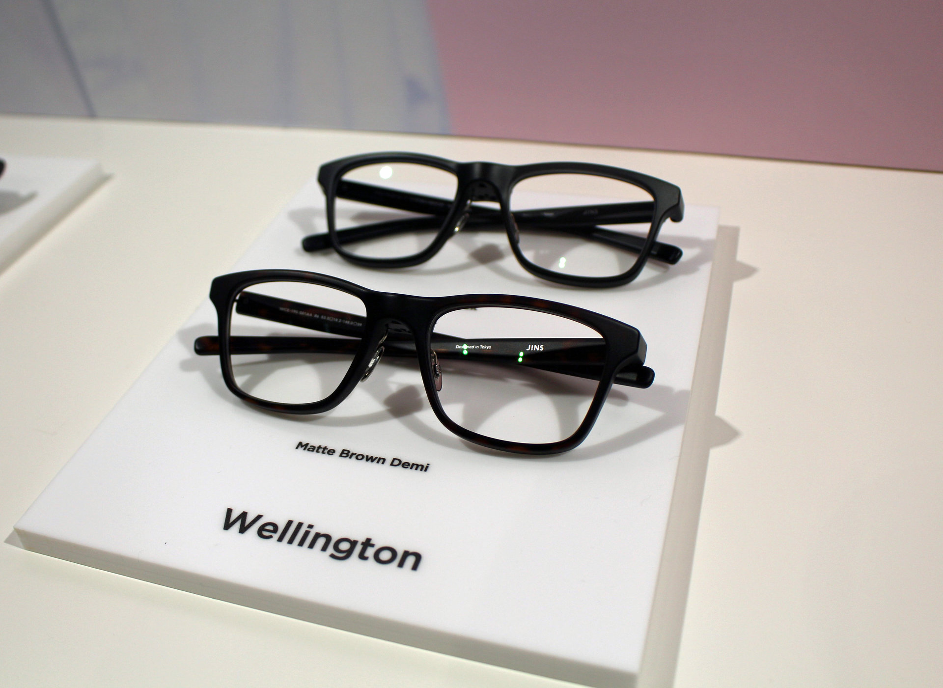 メガネ型デバイス「JINS MEME」に新モデル 小型軽量化で価格は半分