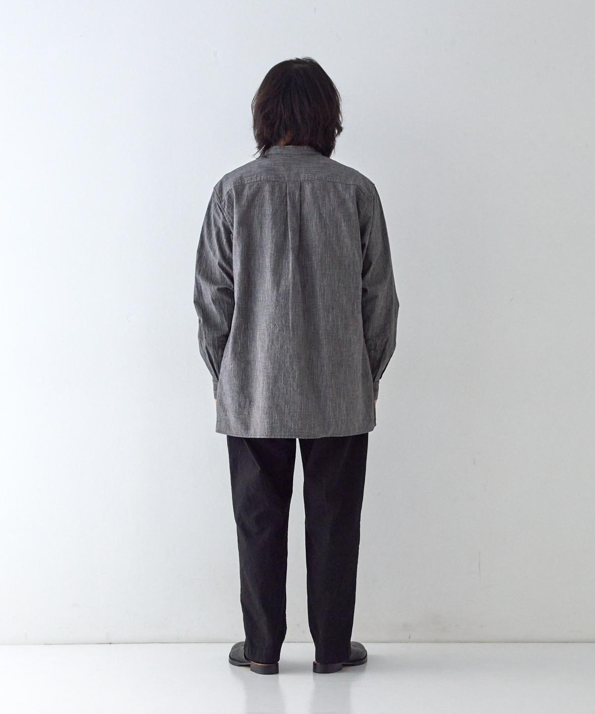 先染めコットン 杢ストライプ バンドカラーシャツ｜nest Robe