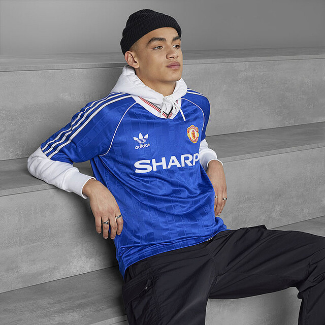 胸にSHARP！マンチェスター・ユナイテッド、新発売の80年代ユニ「“完