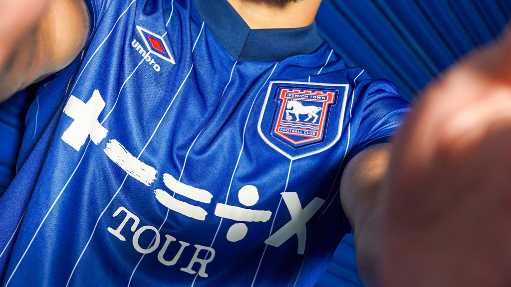 イプスウィッチ、“プレミア復帰”の2024-25新ユニフォーム！胸ロゴは