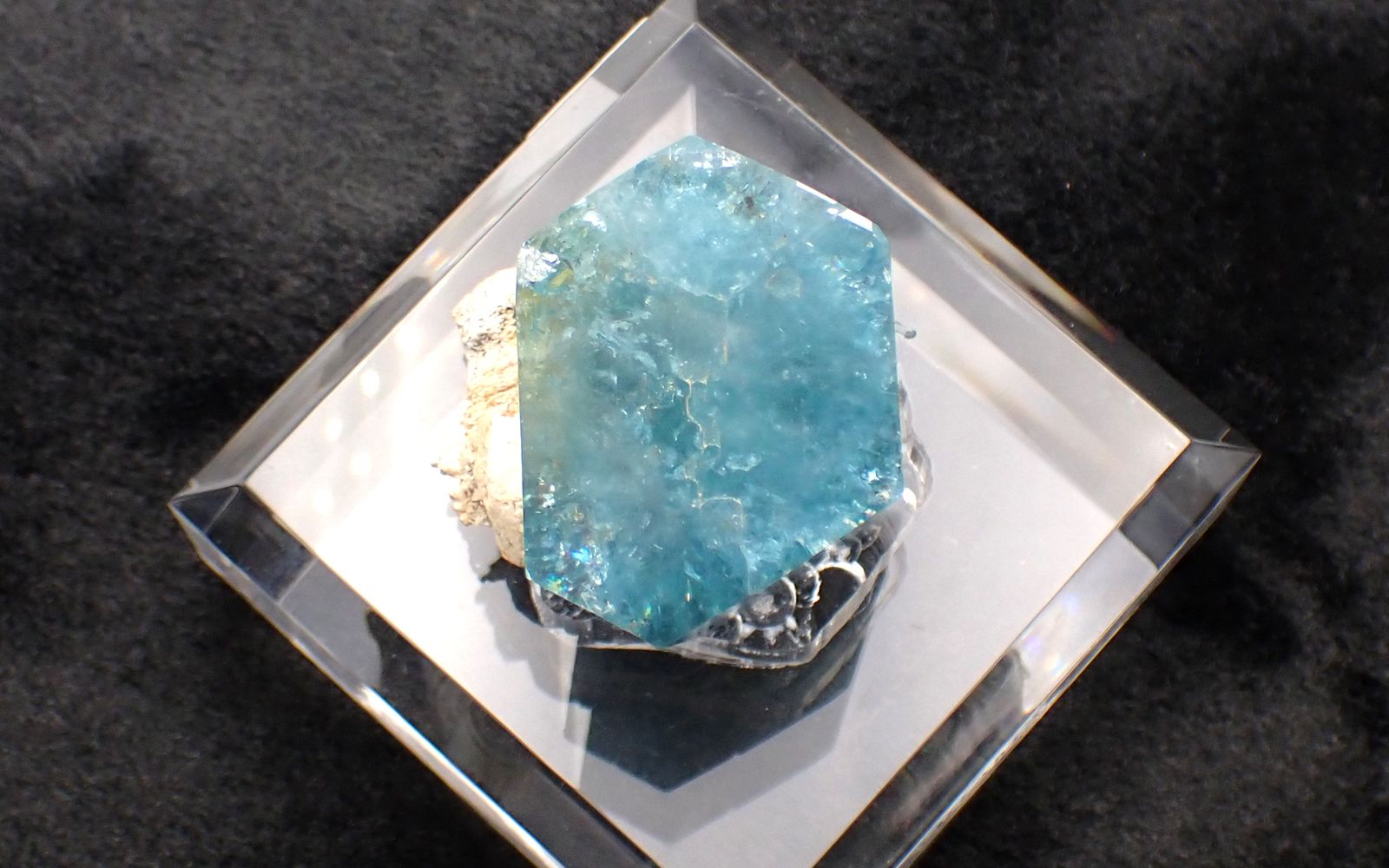 アクアマリンの魅力とは？特徴や高品質な宝石の選び方を解説 | TOP