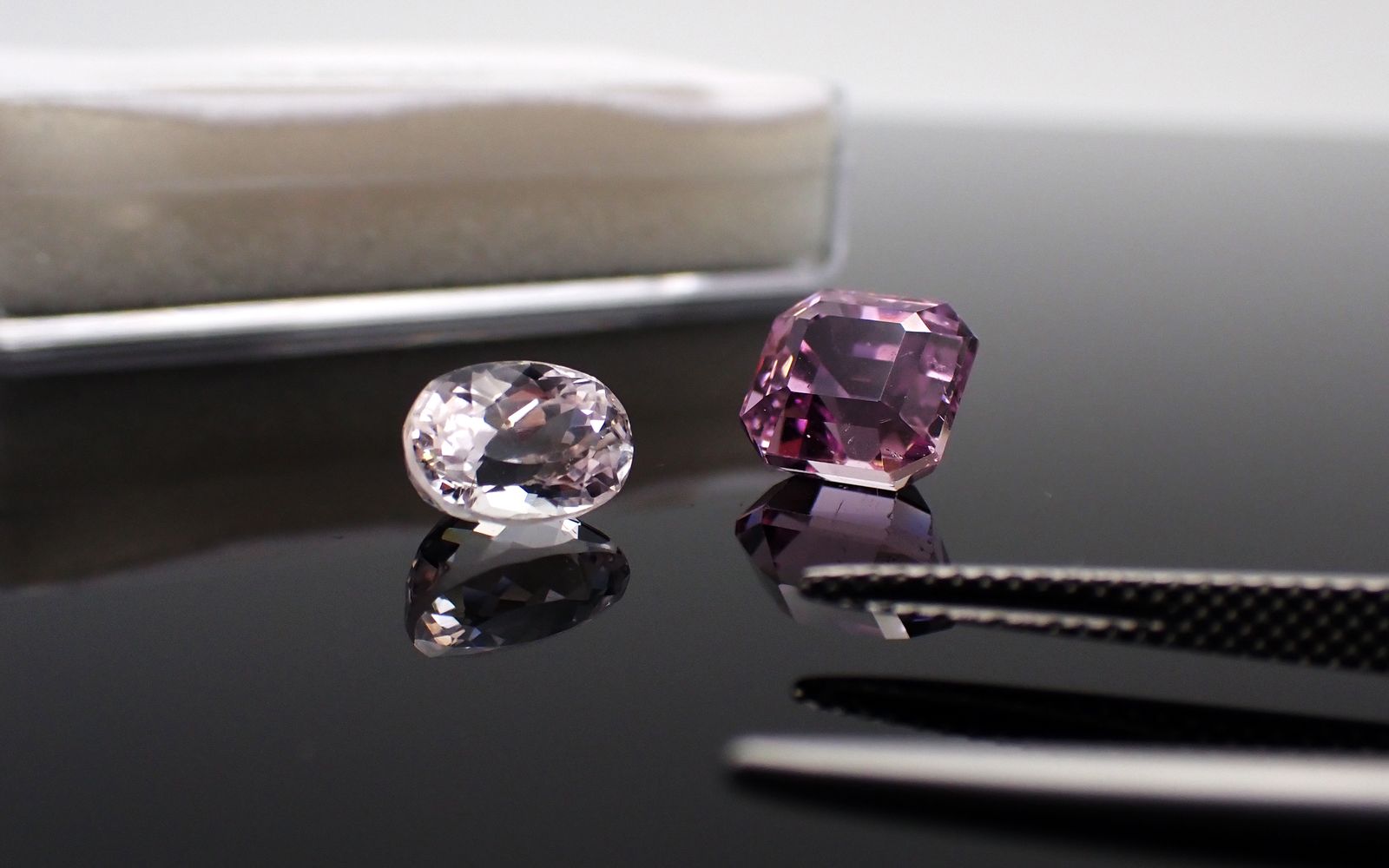 淡く儚いピンク色【クンツァイト】｜色の秘密と魅力、物語まで | TOP