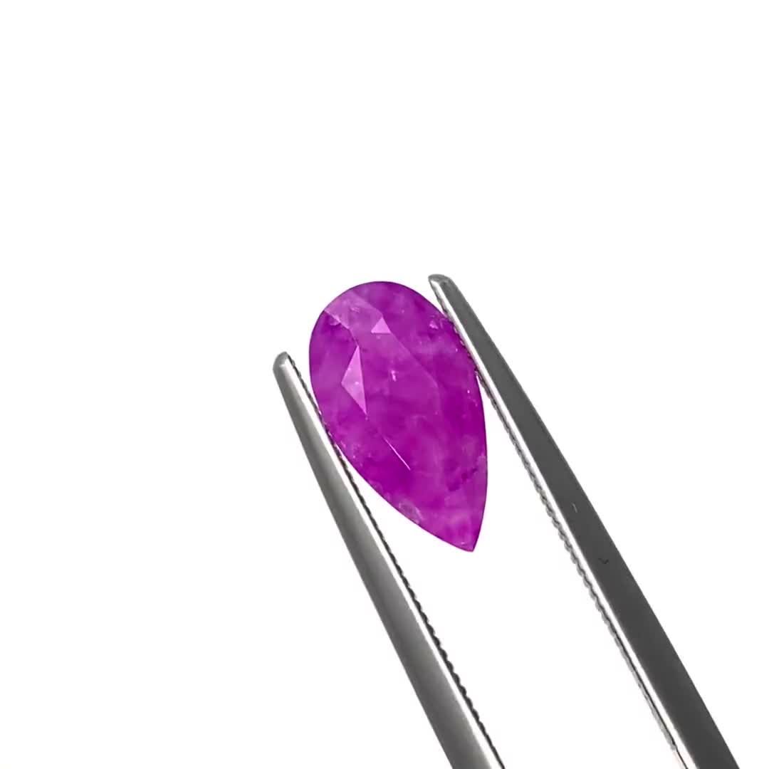 日本発見の希少鉱物・スギライトとは？色の秘密と紆余曲折のストーリー