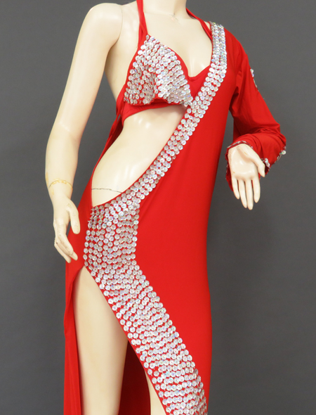 ベリーダンス衣装】スパンコールが美しく輝く赤のサイーディドレス着用