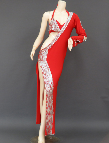 ベリーダンス衣装】スパンコールが美しく輝く赤のサイーディドレス着用