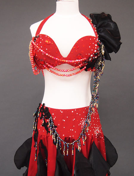 ベリーダンス衣装】赤x黒のゴージャスなコスチューム！珍しい連なる