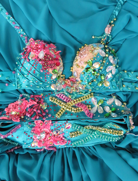 ベリーダンス衣装】鮮やかで美しいエメラルドグリーンに軽やかな両足