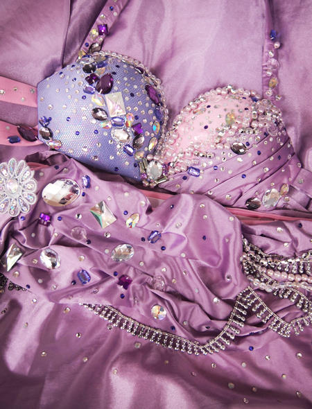 ピンク×パープルのキラキラ輝く装飾！ステージ映え抜群なベリーダンス