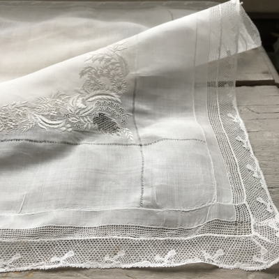 E-979 フランスアンティークレースハンカチ ホワイトワーク手刺繍