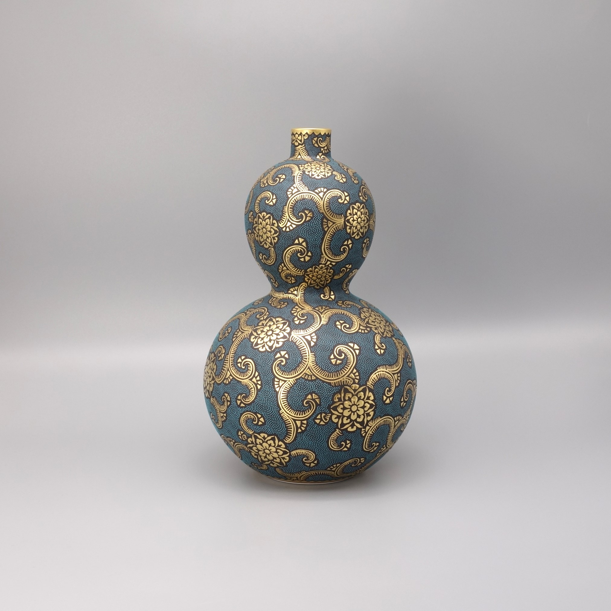 耳付き花瓶 万葉型 青銅釉 菊花唐草地紋 耳付き花瓶 万葉型 青銅釉