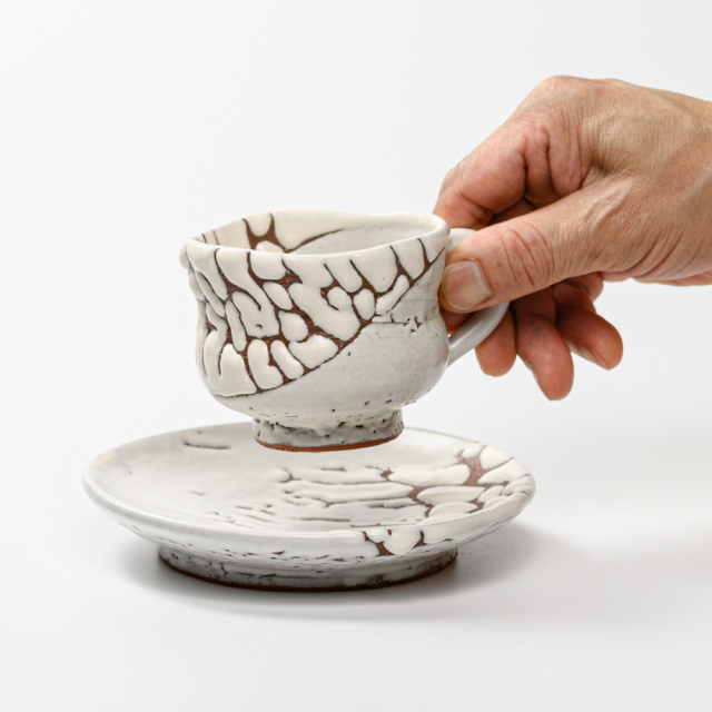 萩焼(伝統的工芸品)カップ＆ソーサ鬼白特胴締線彫