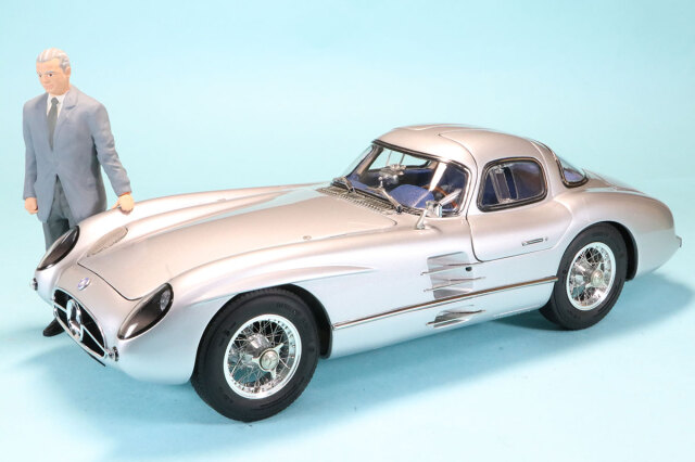 CMC 1/18 メルセデスベンツ 300 SLR クーペ 1955 シルバー/レッド