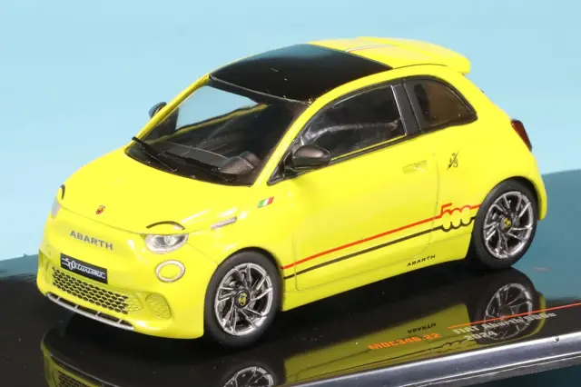 イクソ 1/43 フィアット アバルト 500e 2024 ホワイト MOC345 ミニカー