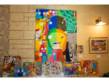 カラフルに描かれた動物の絵が並ぶ＝高松で自閉スペクトラム症の双子