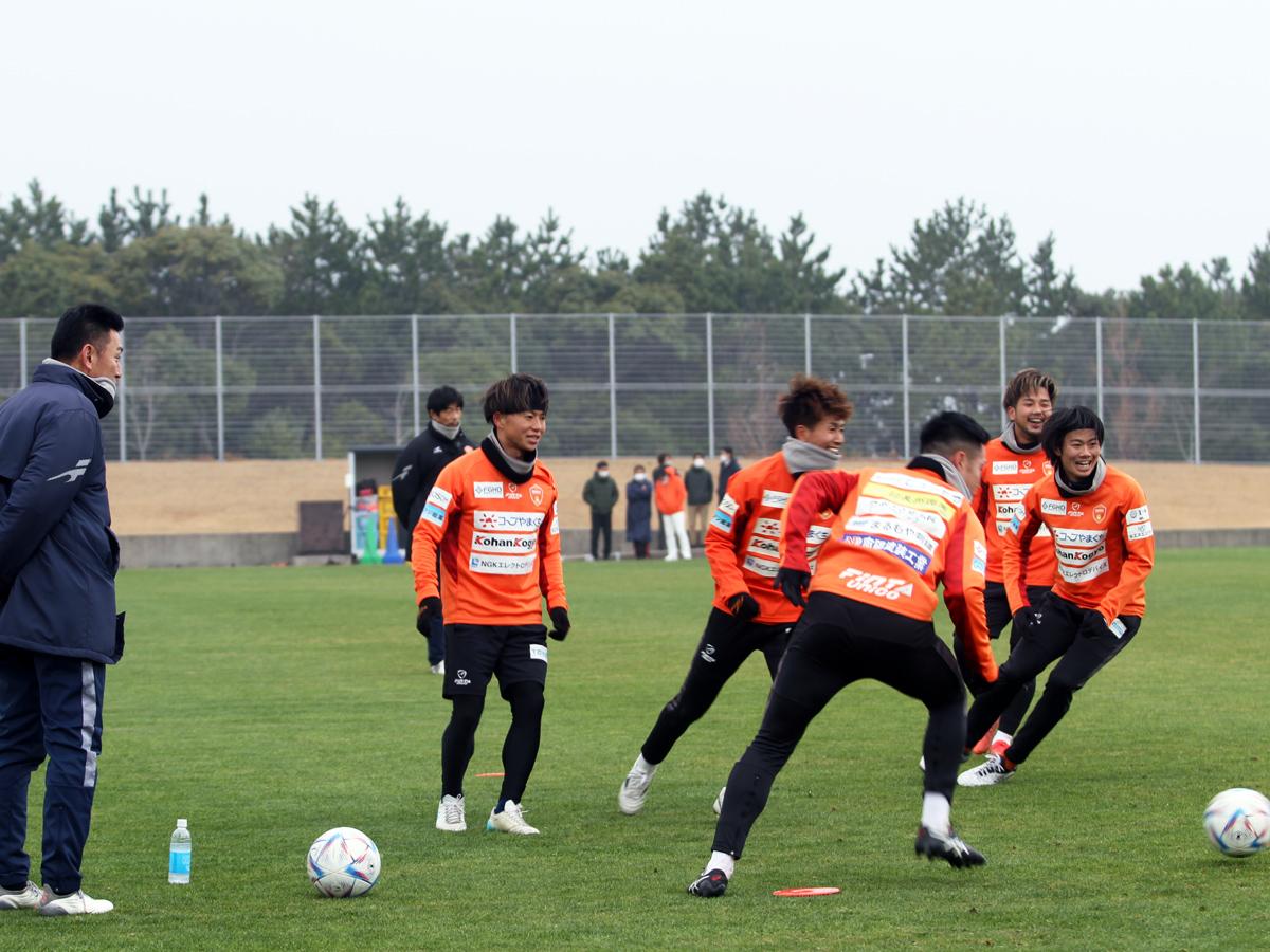 レノファ山口が初練習 「トップシックス」目指し、シーズン始動 - 山口