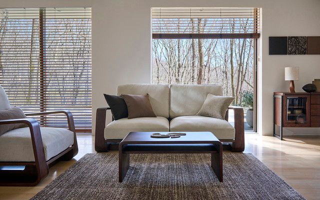 ハイバックソファ ～上質な座り心地と無垢材の曲線美を追求した