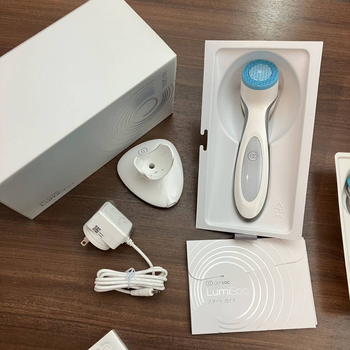 ルミスパ ニュースキン 洗顔ブラシ ホワイト/ブルー 充電コードのみ