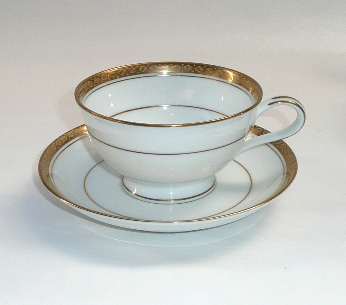 ノリタケ 東海銀行創業100年記念ティーセット 白地に金色装飾 ノリタケ