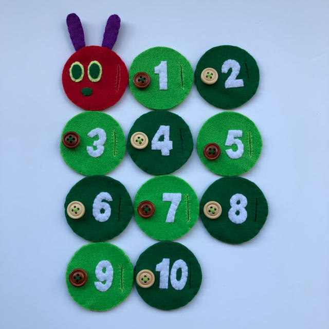 はらぺこあおむし（数字付き）ボタン掛け ❤︎ ハンドメイドの通販 by