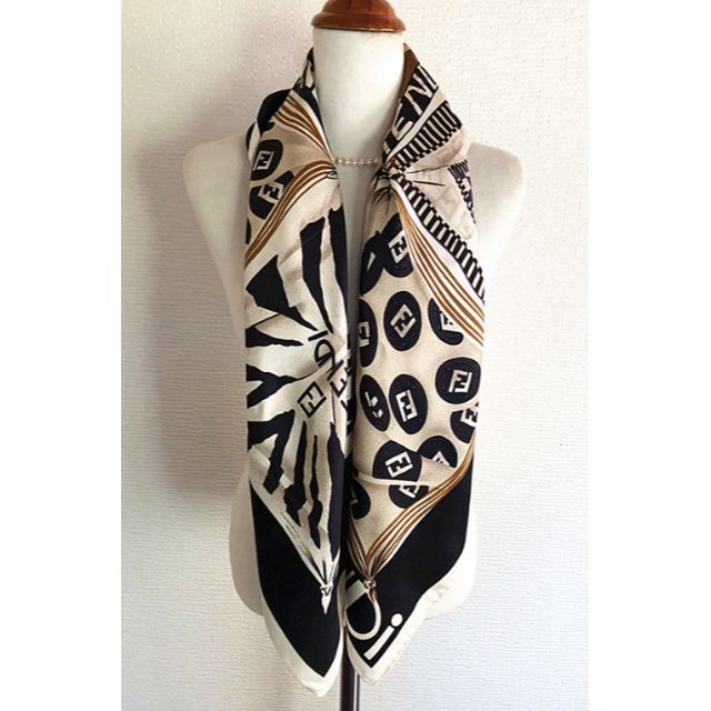 ✳️ランチャン FENDI 大判正方形 シルクスカーフ ズッカ柄