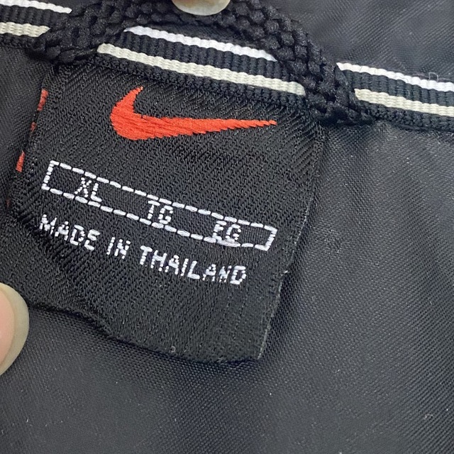 NIKE - NIKE 90s 黒タグ ナイロンジャケット スウッシュロゴ刺繍 黒 赤