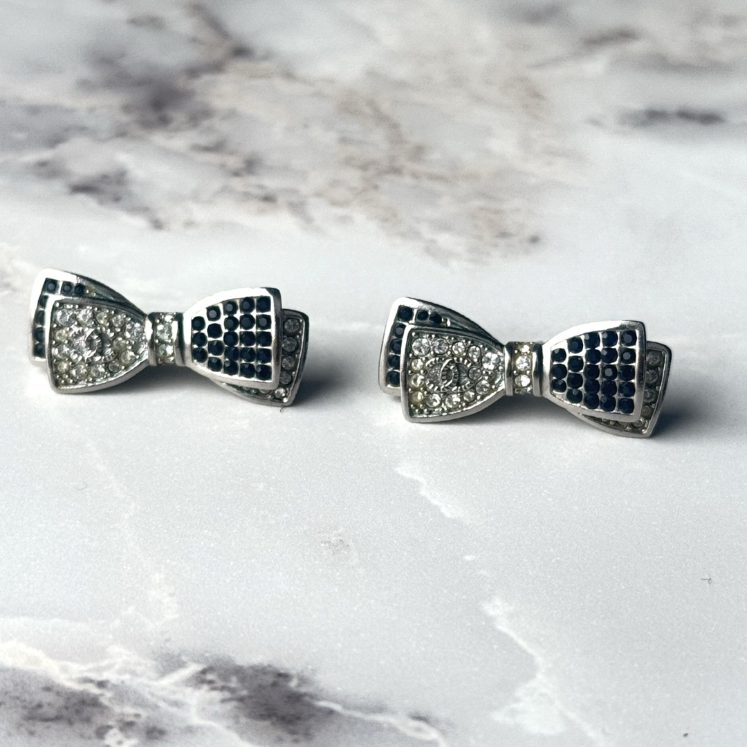 CHANEL - CHANEL シャネル リボンモチーフ ピアス ラインストーン ココ