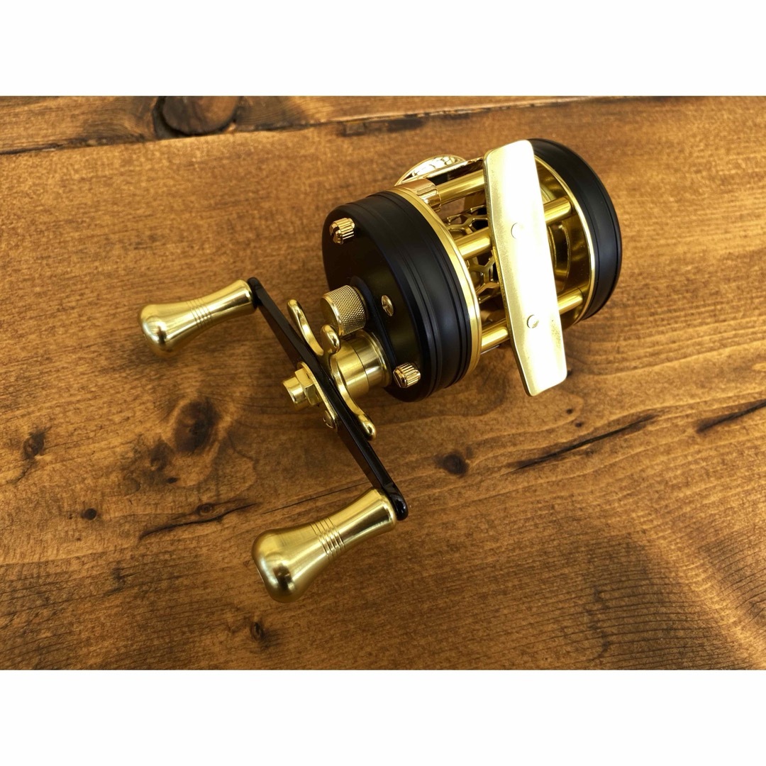 新品未使用 トラウト ベイトリール 丸型 リール ブラック×ゴールド