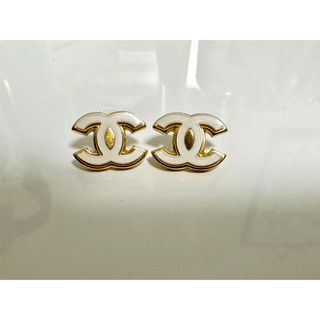 CHANEL - シャネル ココマーク ピアス メタル ゴールド ホワイト B23K