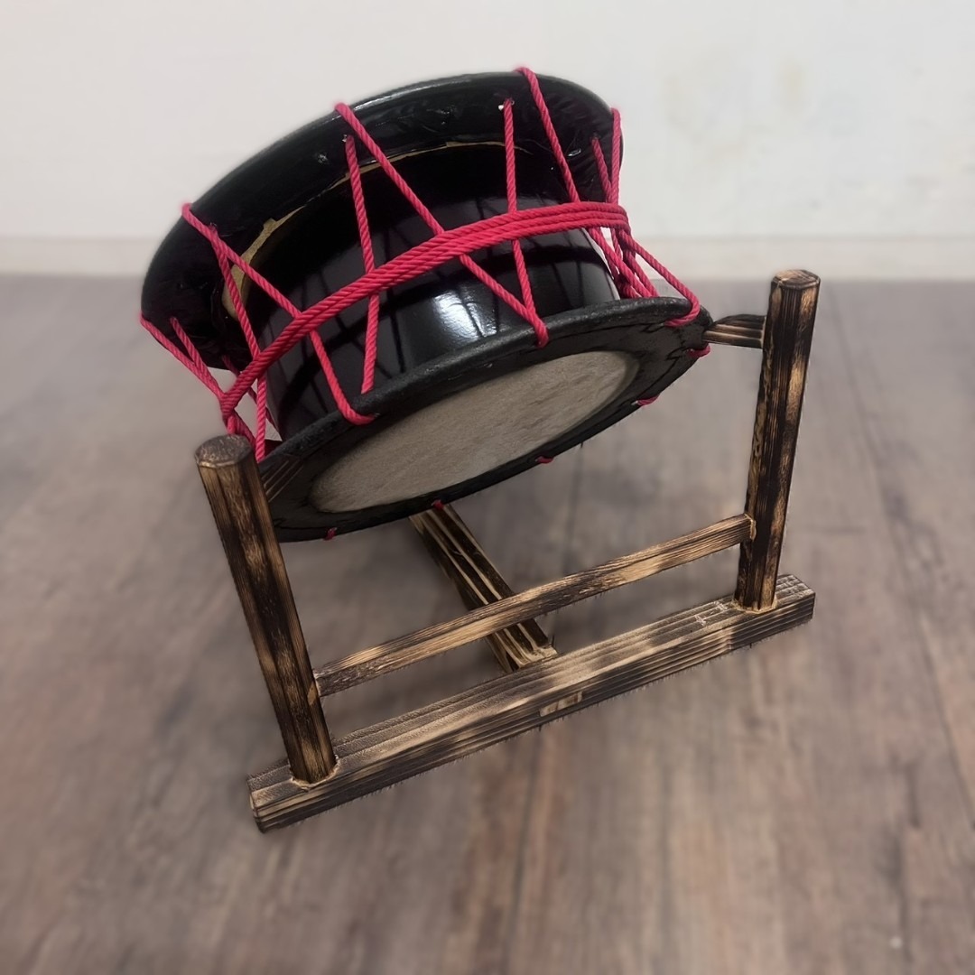 新品】【蔵出し】締め太鼓 牛革 和太鼓 バチ付 台付 平太鼓 入門用
