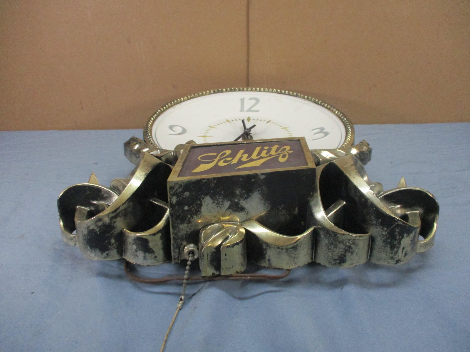 Vintage Schlitz Beer Lighted Wall Clock Bar Sign Advertisement