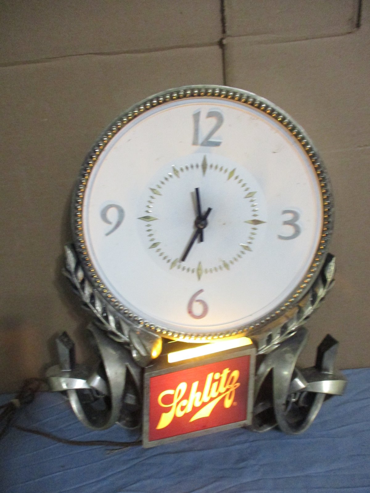 Vintage Schlitz Beer Lighted Wall Clock Bar Sign Advertisement