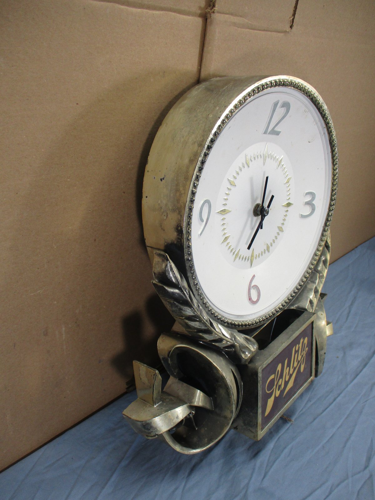 Vintage Schlitz Beer Lighted Wall Clock Bar Sign Advertisement