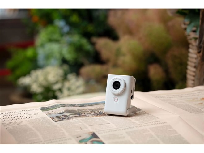 キヤノン、縦型デザインのVlogカメラ「PowerShot V10」にホワイト