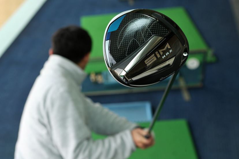 曲げずに飛ばすならMAXか！ テーラーメイド「SIM」ドライバー2種打ち