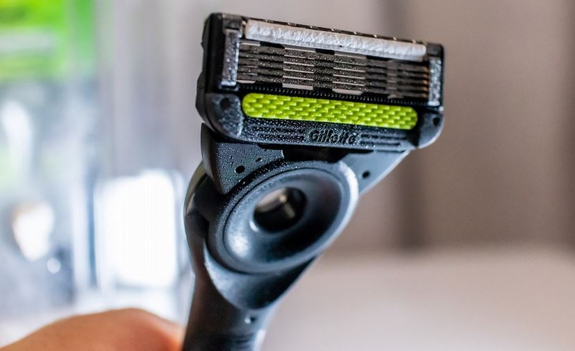 角質も汚れも埋没毛も一掃！ 「ジレット」最上級のT字カミソリを使って