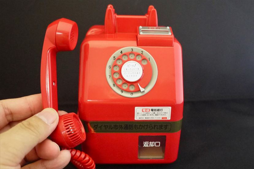 懐かしの「赤電話」がミニチュア貯金箱に！ ギミックの再現度に感涙