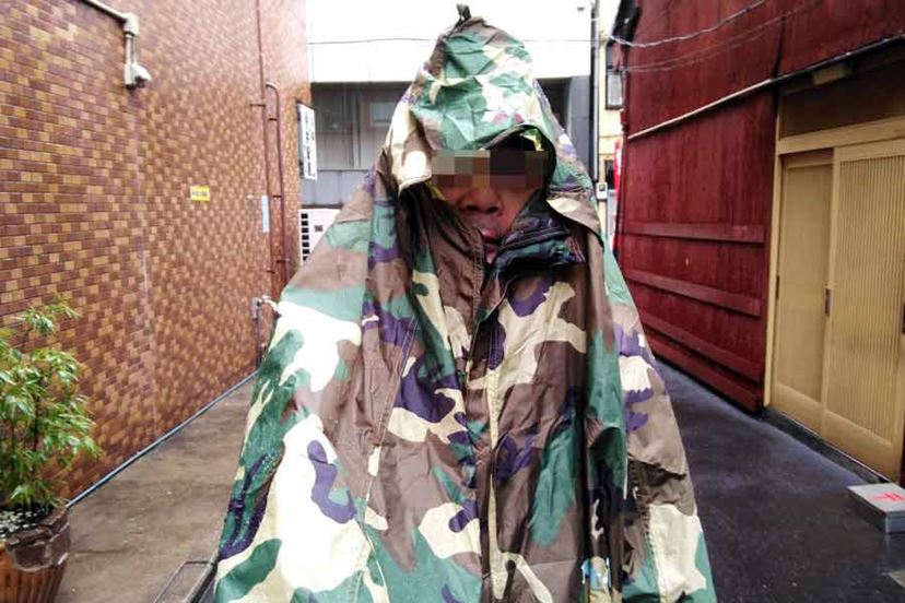 ポンチョがテントになる!? 雨が降っても安心な珍アウトドアギア - 価格