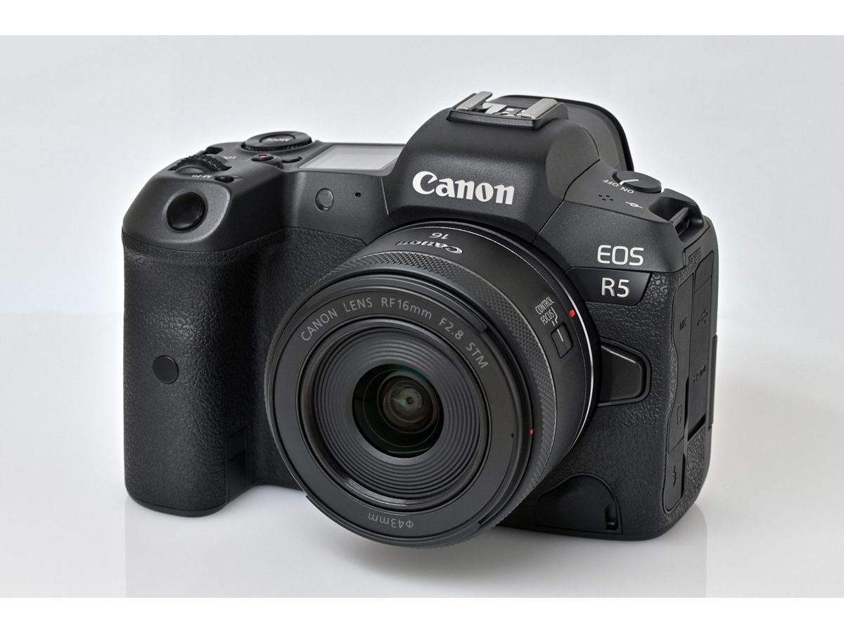 小型・軽量で実売3万円台、キヤノン「RF16mm F2.8 STM」は“超広角入門