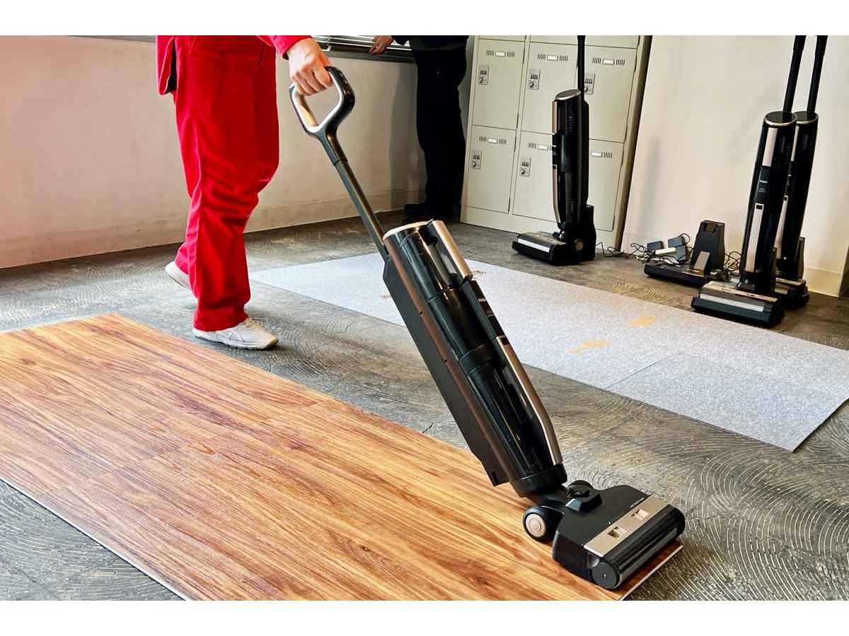 吸引掃除と同時に水拭きやから拭きができるコードレススティック掃除機