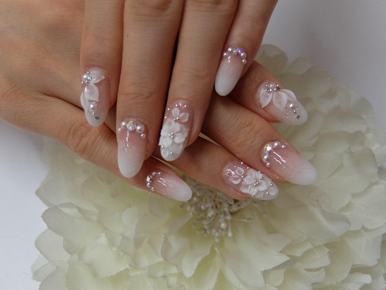 2026年冬トレンド】手描きフラワーのネイルデザイン集｜人気順