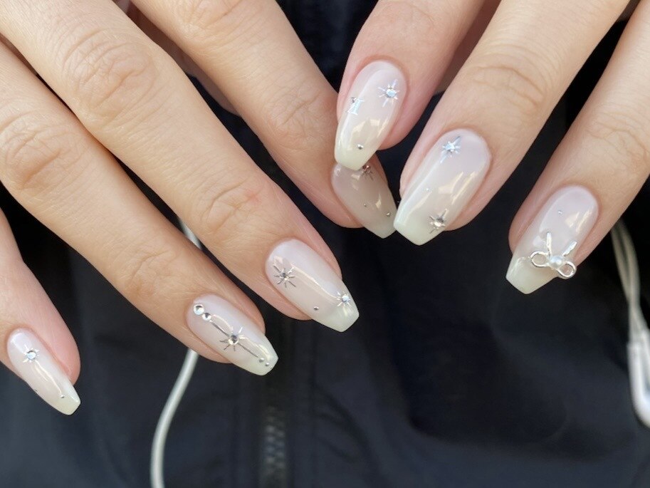 2026年冬トレンド】ホワイト ワンカラー ハンドのネイルデザイン集