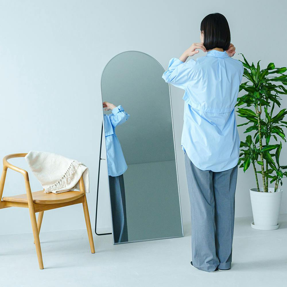 スタンドミラールーミー(アーチ) [シルバー]】幅60.5×奥2.9～37×高さ