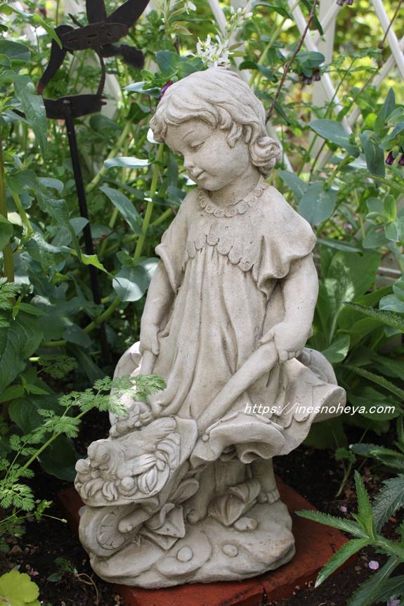 英国製 カントリーファームガーデンにたたずむ可憐な女の子のガーデン