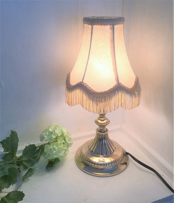 英国アンティークのクラシックな布シェードと真鍮テーブルランプの