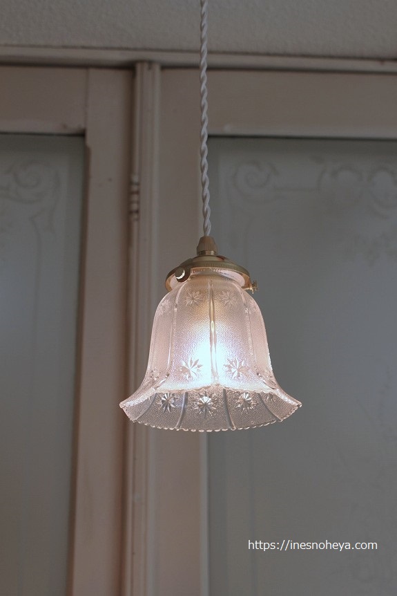 アンティーク調、昭和レトロな雰囲気のガラスの小花柄ランプシェード