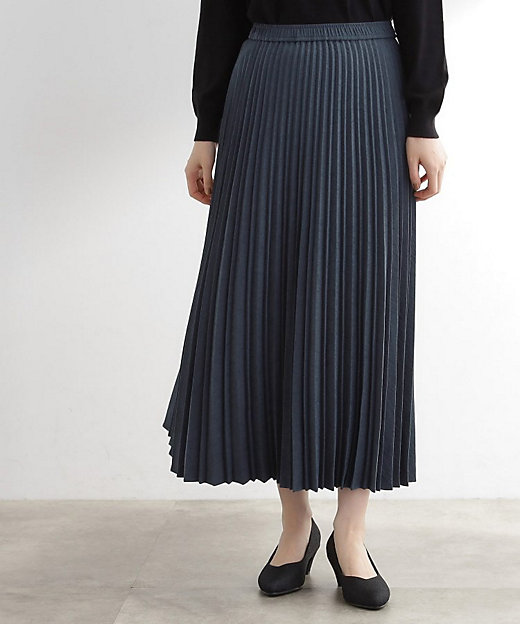 すっきり見えて、やさしく揺れる。大人のスエードライクプリーツ