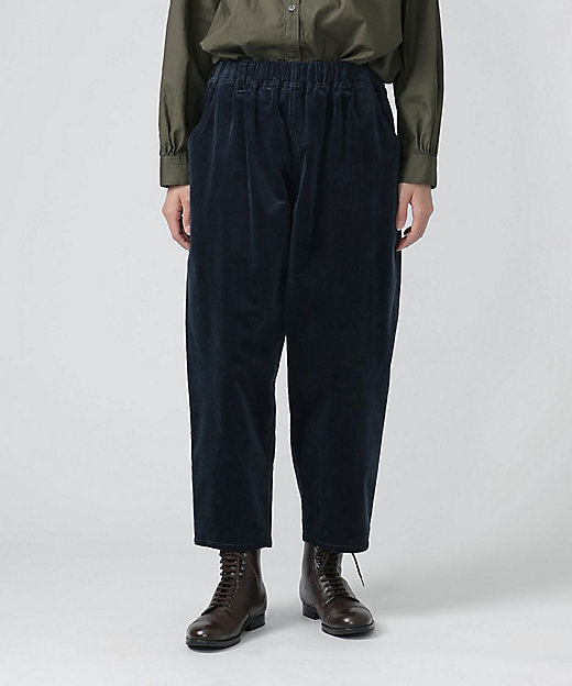 マオパンツ・25 細コーデュロイ素材のバックポケットパンツ